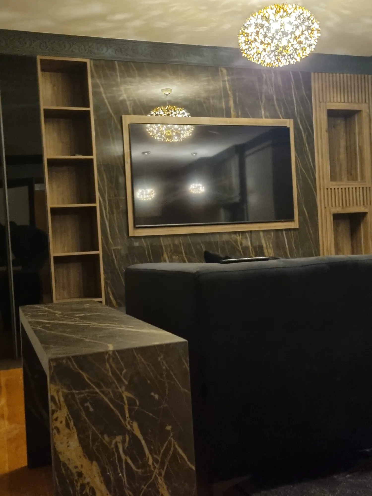Kamin i TV zid u Noir Desiru — fotografija 3