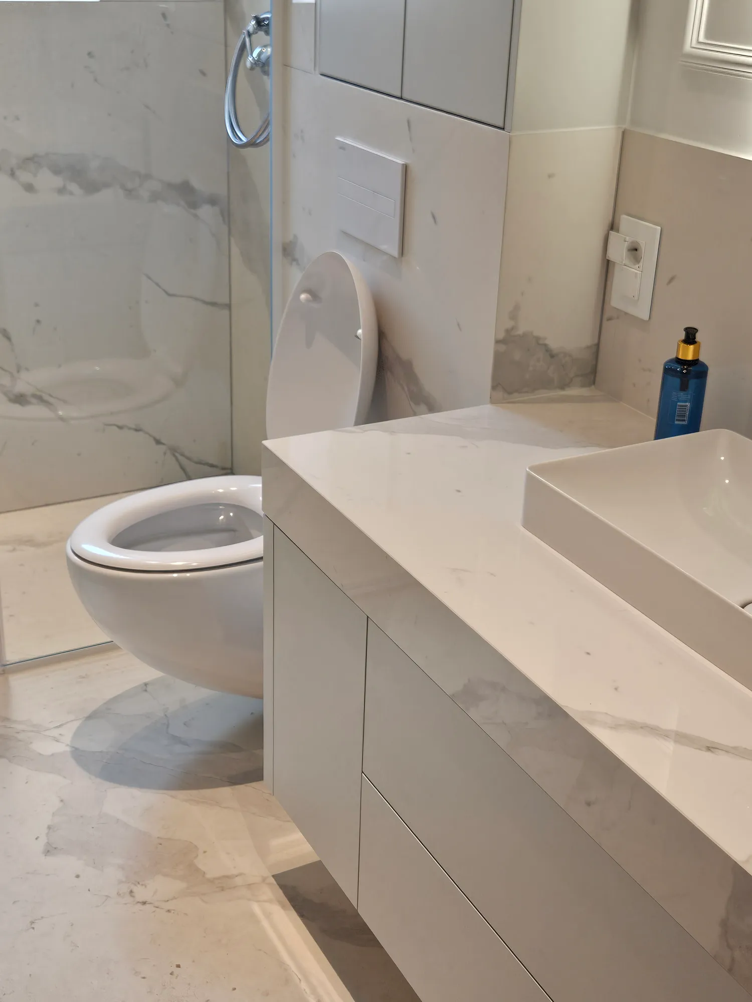 Kupaonica sa sanitarnim pultom u Calacatti — fotografija 2